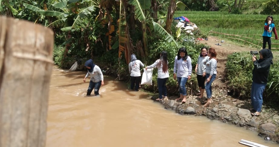 Menyambut Hari Hutan, IWABI Kota Cimahi Membersihkan Kali